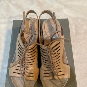 Women’s Antelope size 37 color makeup in great condition